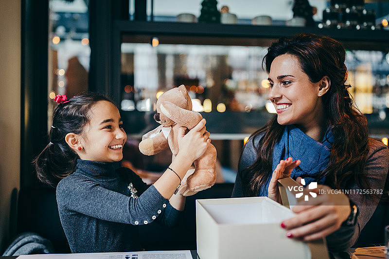 母亲和女儿图片素材