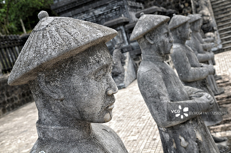 越南顺化启定皇陵的石制文官图片素材