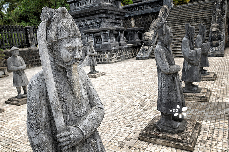 越南顺化启定皇陵的石像仪仗队图片素材