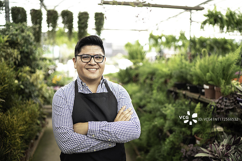 小型花店里的花艺师肖像图片素材