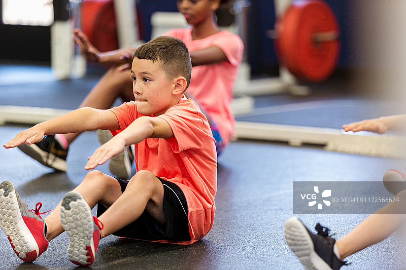 小男孩在体育课上锻炼图片素材