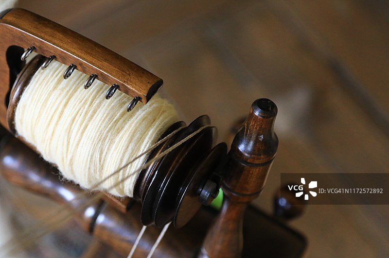 缠绕轮上的线轴图片素材