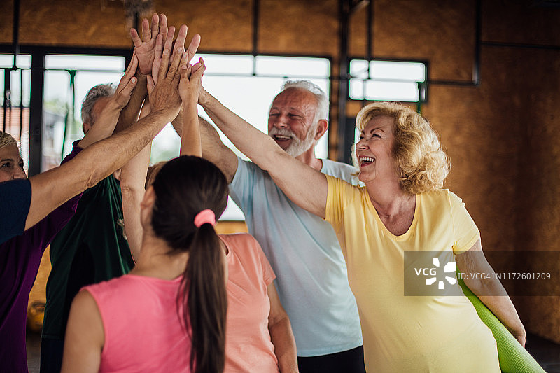 一群快乐的老年人在瑜伽课后图片素材
