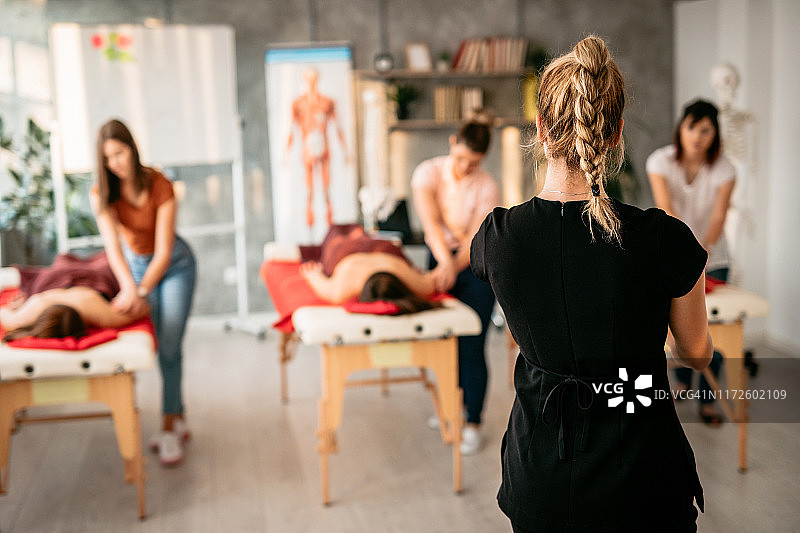按摩理疗师指导学生进行实践图片素材
