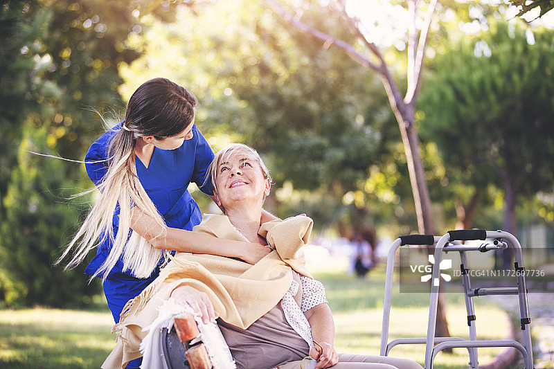 护士帮助老妇人获得安慰和照顾图片素材