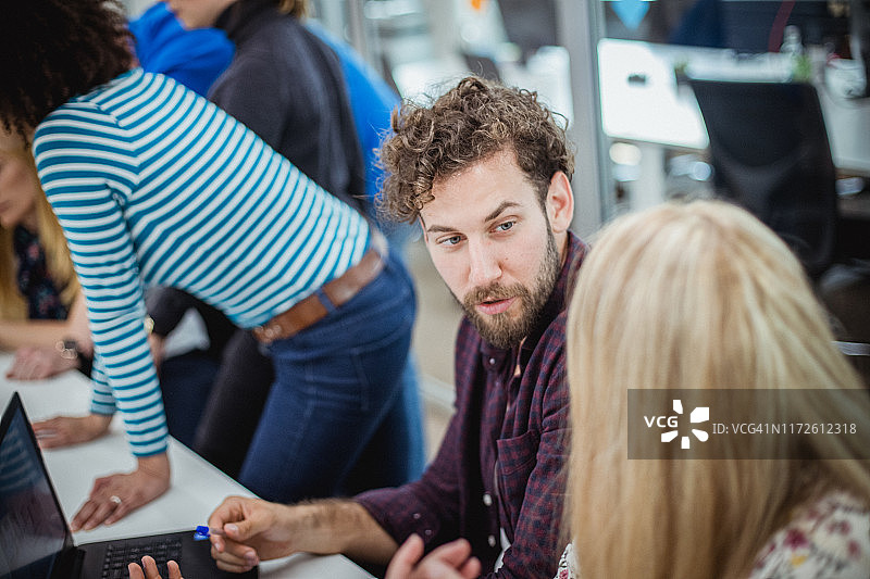办公室交谈图片素材