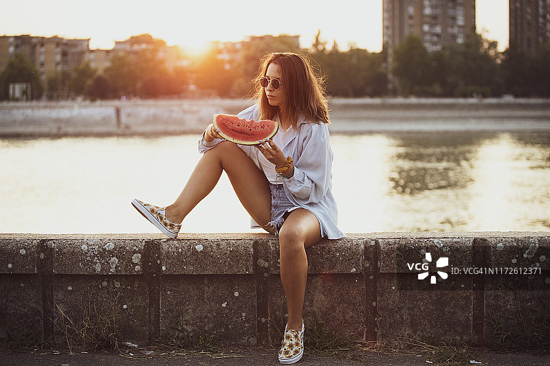 享受西瓜图片素材