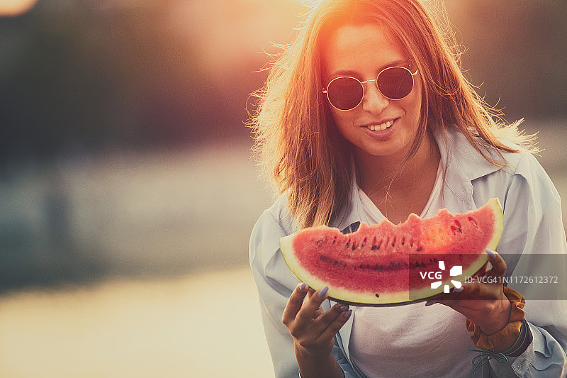 享受西瓜图片素材