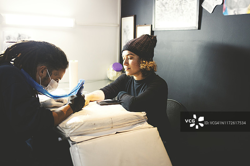 艺术家在工作室制作纹身图片素材