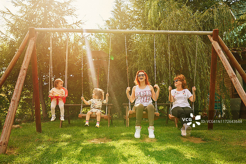 家庭和朋友的欢乐时光图片素材