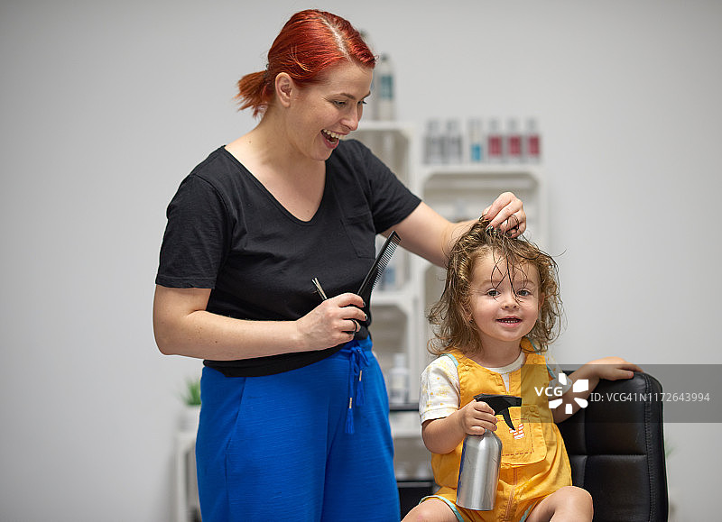 乐于帮助发型师图片素材