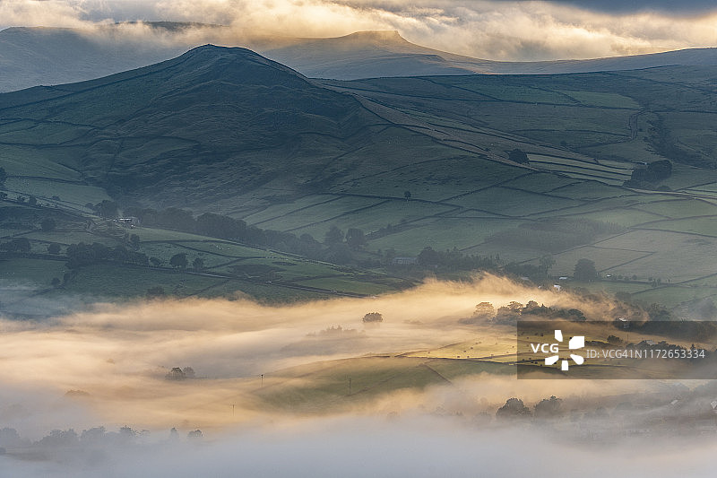 德比郡的日出风景。惠利桥和福里斯教堂地区。英国图片素材