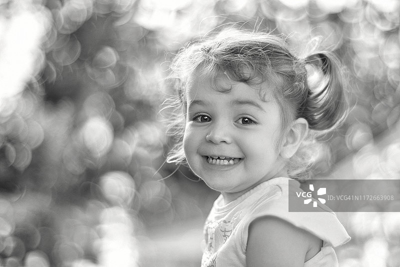 黑白照片中微笑的小女孩图片素材