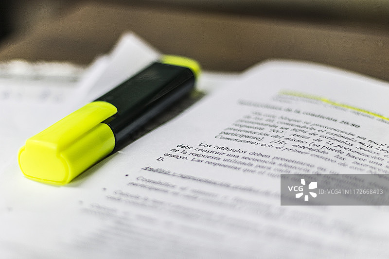 股票图表上的笔和荧光笔图片素材