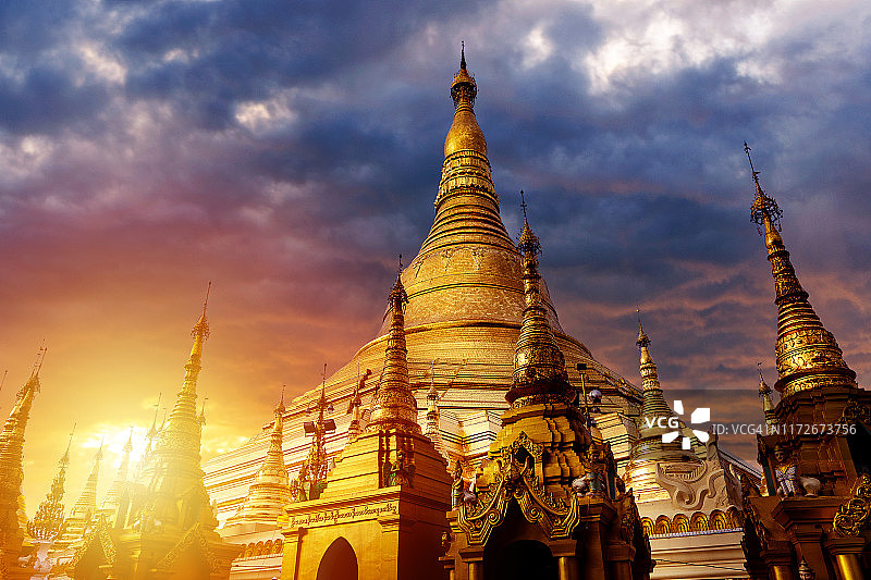仰光缅甸日落时分的大金塔拼贴图片素材