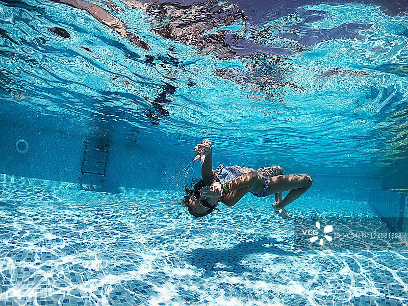 水下玩耍图片素材