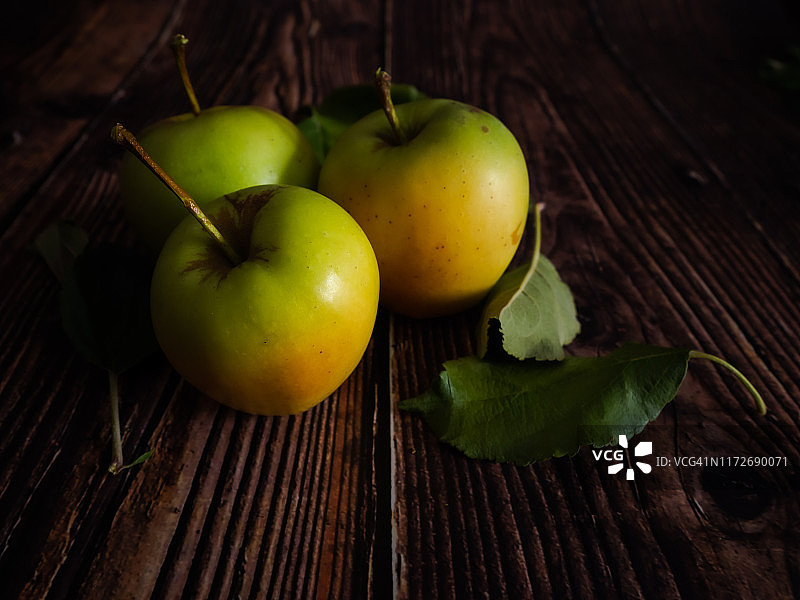 秋季水果和有机食品：新鲜有机苹果图片素材