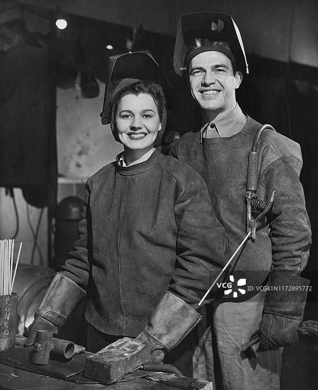 焊接工人在工作图片素材