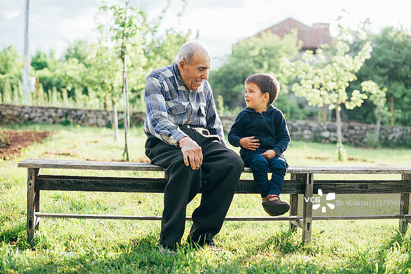 户外祖孙的快乐合影图片素材
