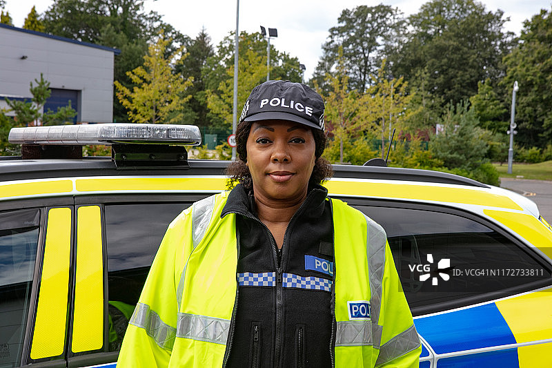 女警穿着警服站在警车旁图片素材