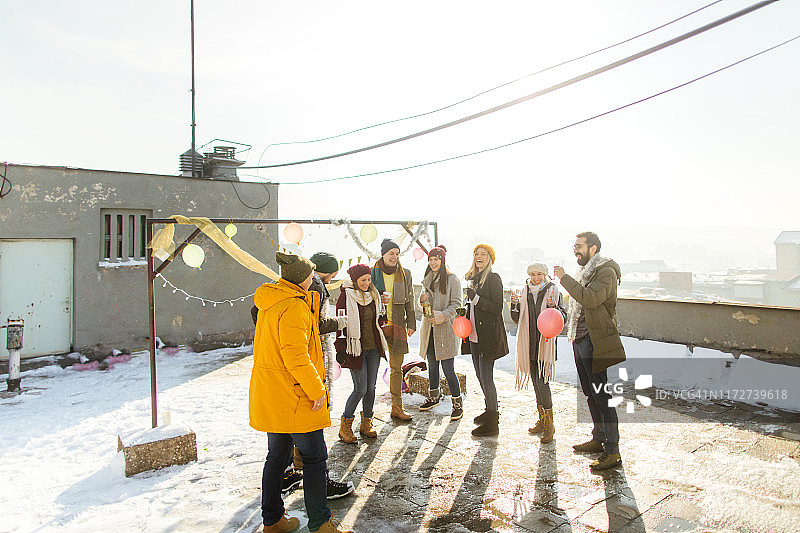 朋友们在新年喝香槟图片素材
