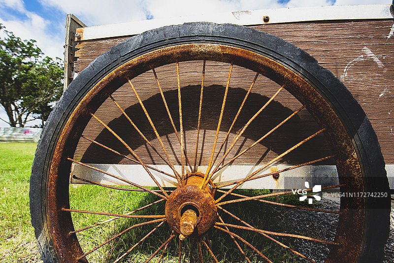 带辐条的生锈旧轮胎图片素材