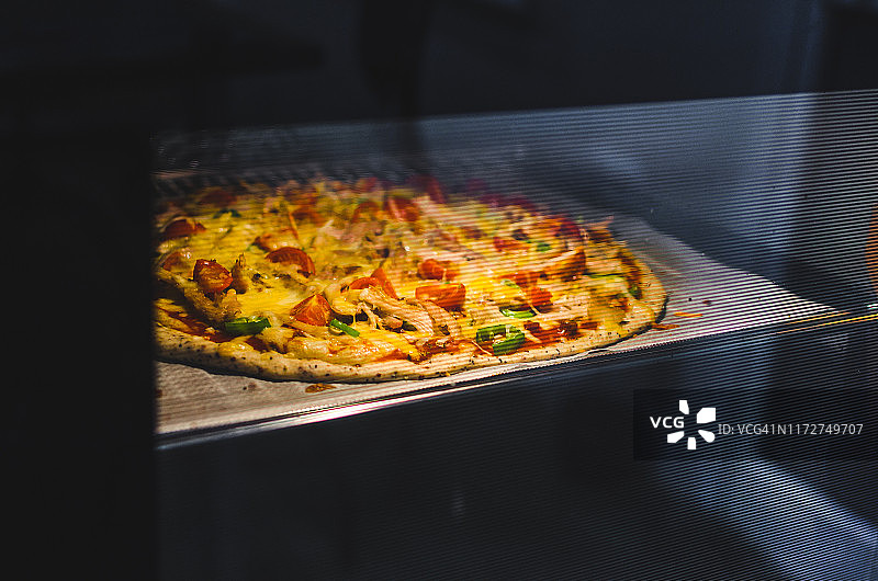 烤箱中烘烤的新鲜披萨特写图片素材