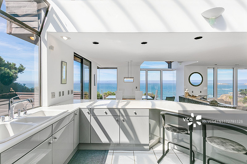 加州海滨住宅的厨房和餐厅图片素材