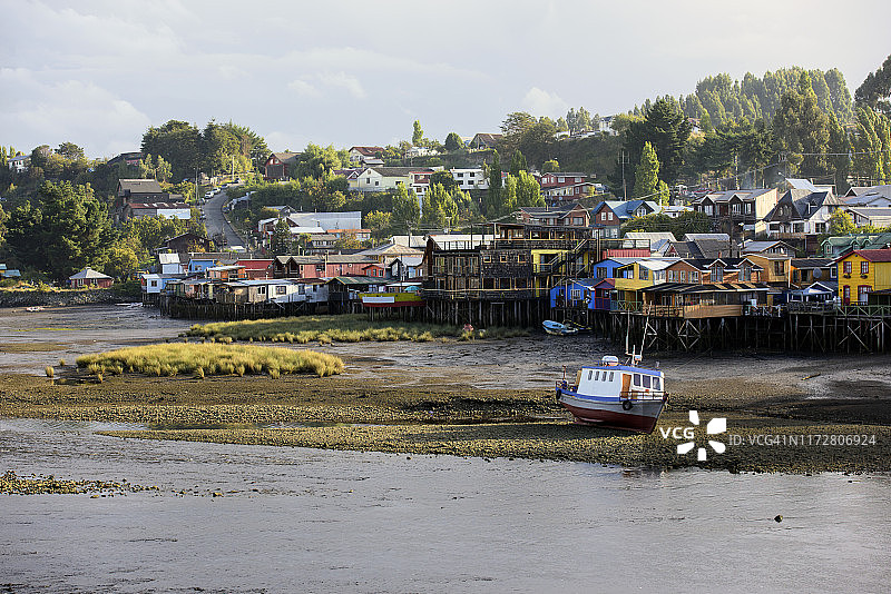 智利奇洛埃岛卡斯特罗的彩色高脚屋图片素材