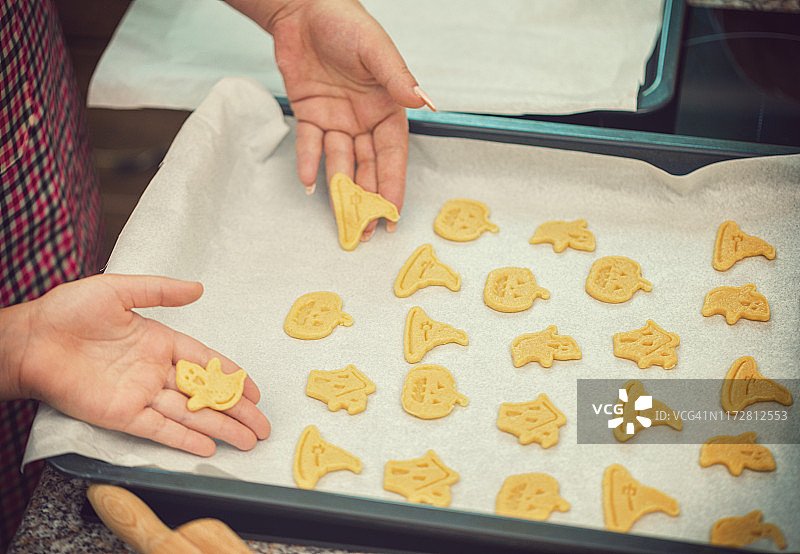 母女一起准备万圣节饼干图片素材