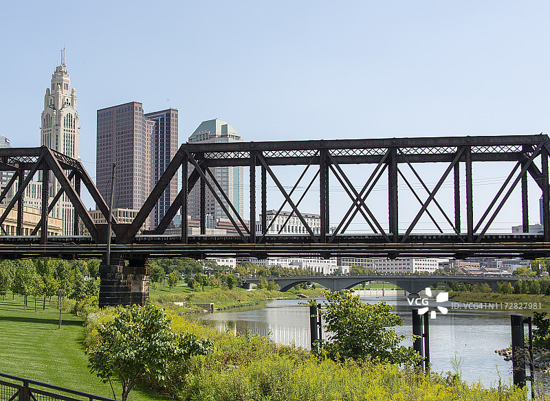 人行天桥上的车辆图片素材