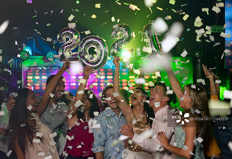 一群快乐的人庆祝2021新年图片素材