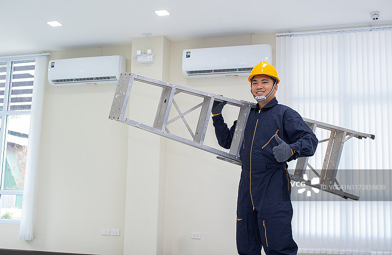 比出大拇指的空调技术员图片素材