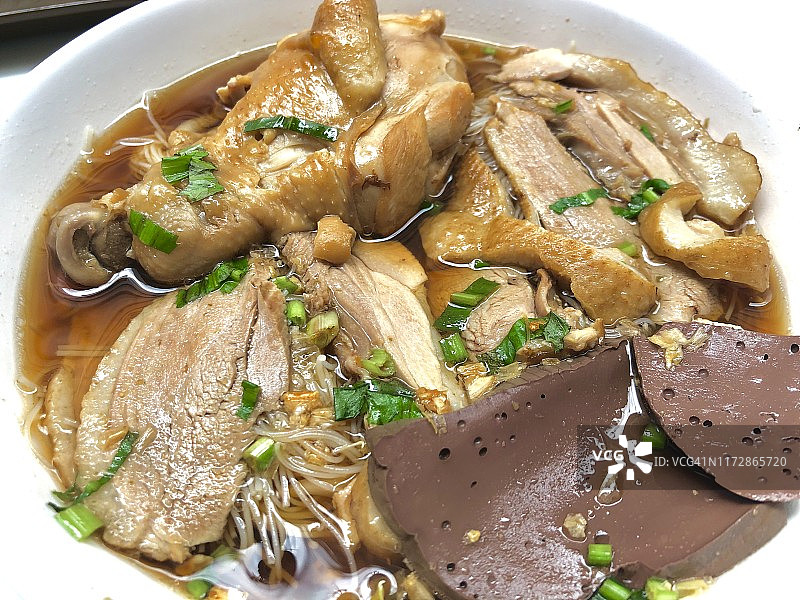 鸡腿、鸭肉和炖鸭血面条汤，非常美味图片素材