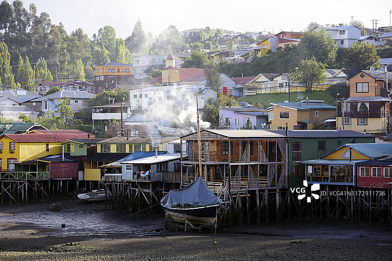 智利奇洛埃岛卡斯特罗的彩色高脚屋图片素材