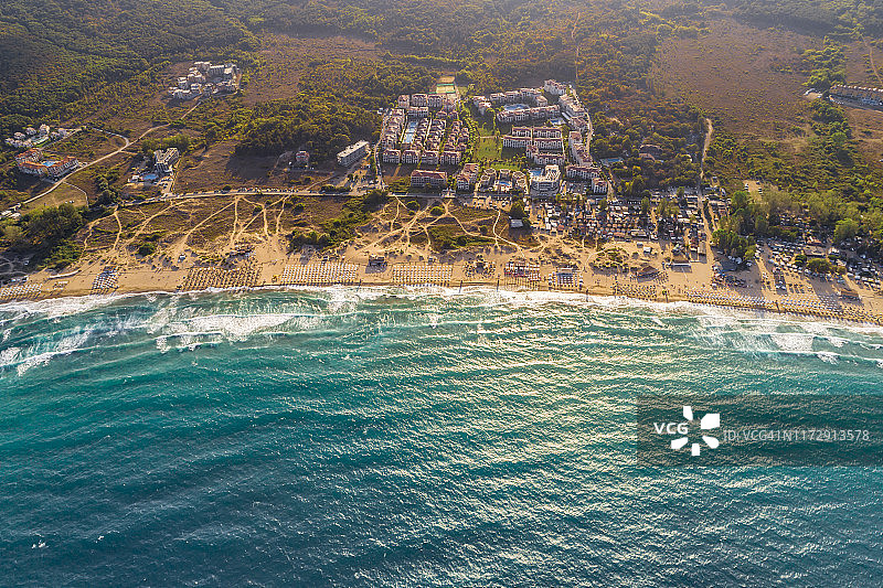 夏季沙滩上拥挤的海滩遮阳伞和人群的无人机航拍图片素材