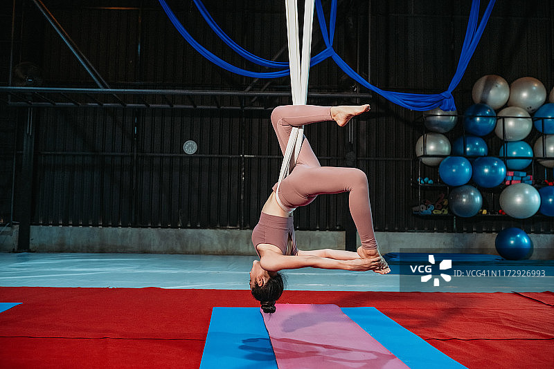 女人用吊带进行空中运动图片素材