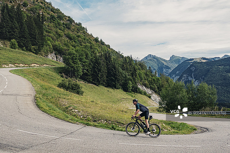 在科尔德科比耶发夹弯骑自行车的骑行者图片素材