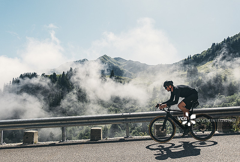 科隆比耶山上的骑行者图片素材
