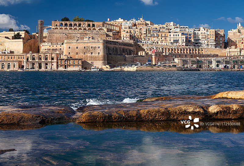 马耳他瓦莱塔老城大港和巴拉卡上花园风光图片素材