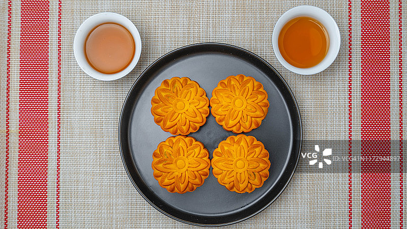 月饼和茶的俯视图图片素材