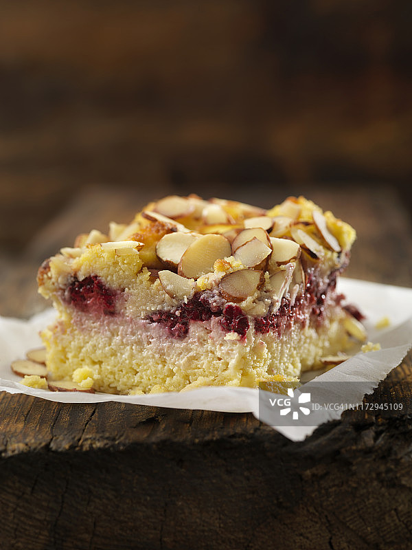 覆盆子奶油奶酪杏仁粉咖啡蛋糕图片素材