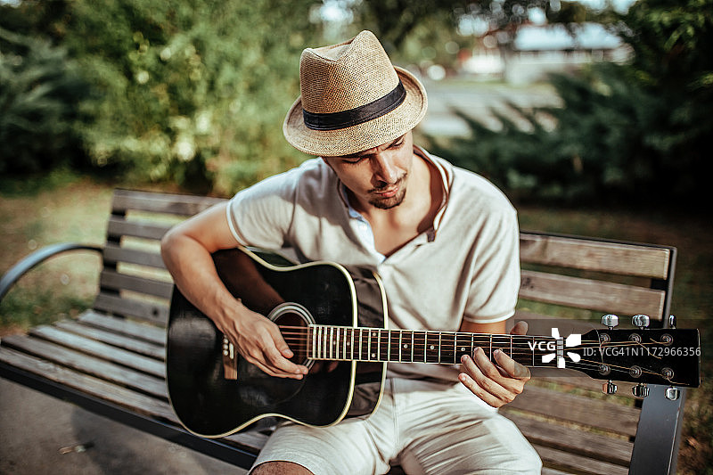 演奏原声吉他的音乐人图片素材