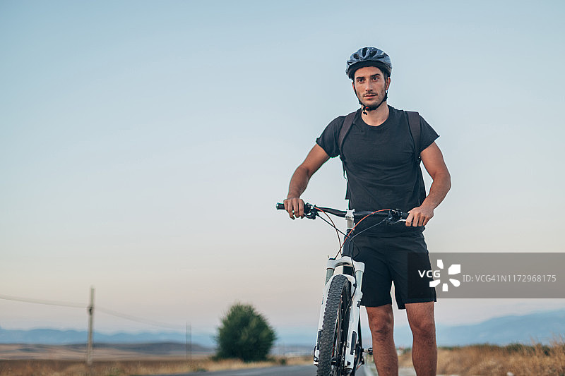 骑自行车的年轻人图片素材