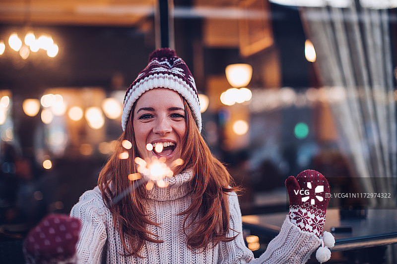 快乐女孩手持燃烧的烟花棒图片素材