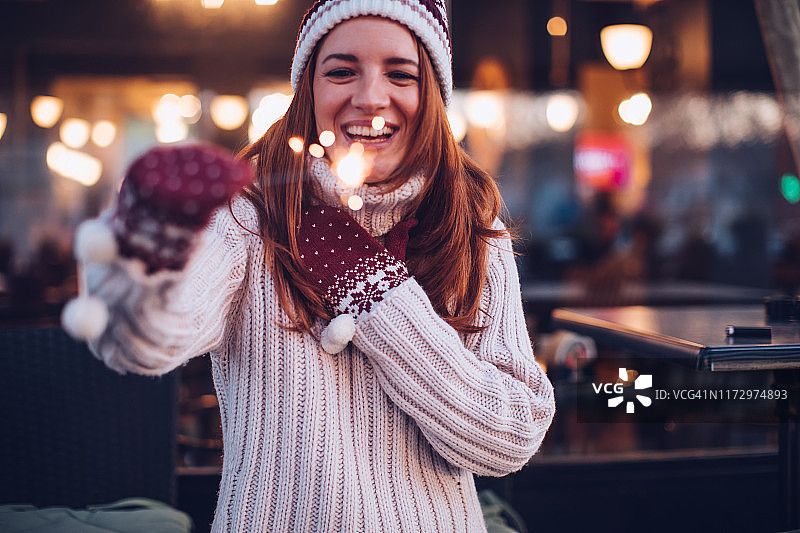 快乐女孩手持燃烧的烟花棒图片素材
