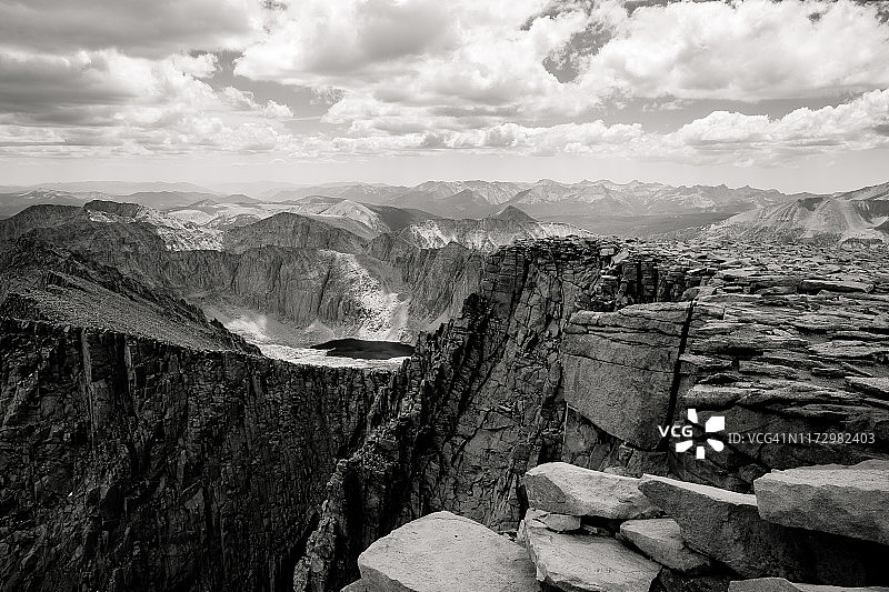 从惠特尼峰顶峰眺望图片素材