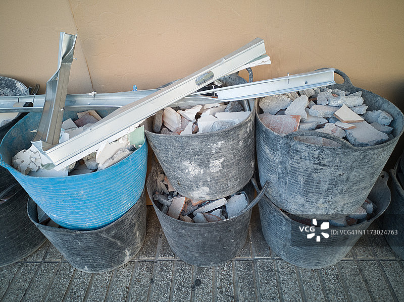 建筑废料和塑料容器图片素材