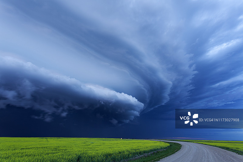 加拿大萨斯喀彻温省的超级单体风暴图片素材