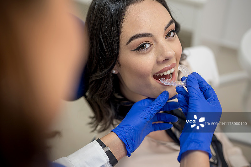 牙医为病人安装保持器图片素材
